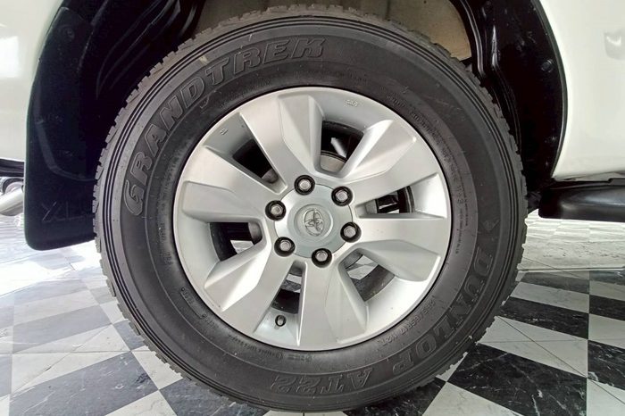 REVO PRE 2021 2.4E AT DOUBLE CAB WHITE  8474 full