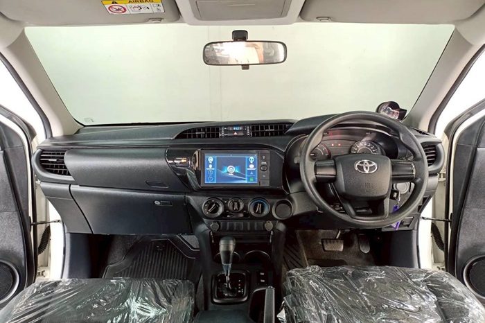 REVO PRE 2021 2.4E AT DOUBLE CAB WHITE  8474 full