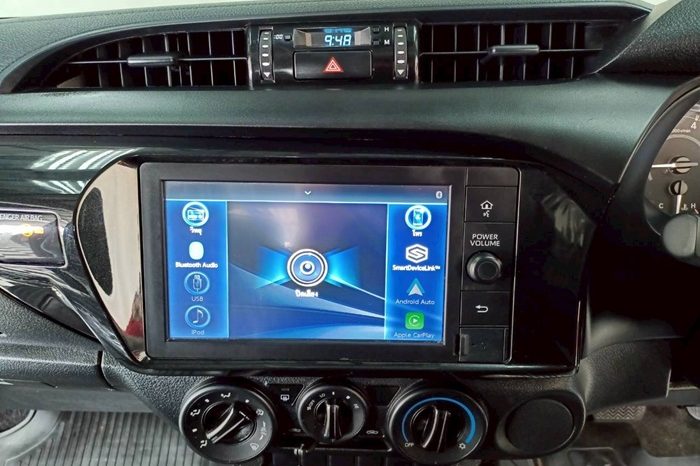 REVO PRE 2021 2.4E AT DOUBLE CAB WHITE  8474 full