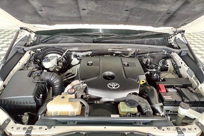 REVO PRE 2021 2.4E AT DOUBLE CAB WHITE  8474 full