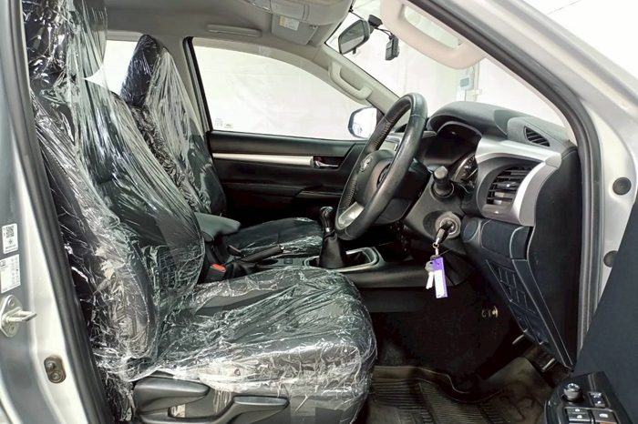 REVO 4WD 2021 2.4E MT DOUBLE CAB SILVER  8594 full