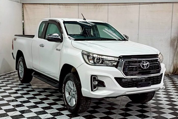 REVO 4WD 2018 2.4E MT SMART CAB WHITE  9919 full