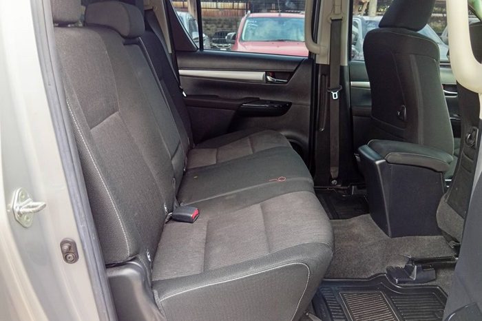 REVO PRE 2019 2.4E AT DOUBLE CAB SILVER  7819 full