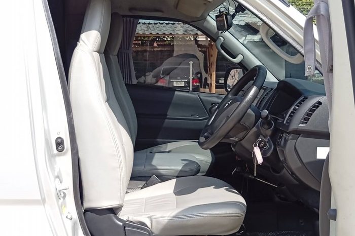 TOYOTA 2WD 2019 3.0 MT COMMUTER SILVER  3294 full