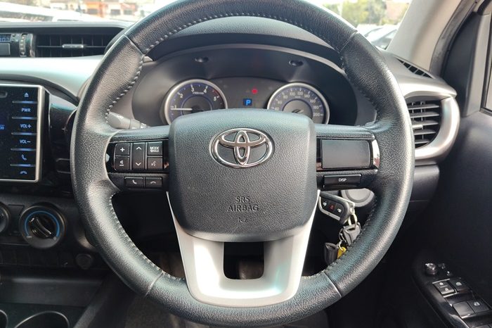 REVO PRE 2019 2.4E AT DOUBLE CAB WHITE  3970 full