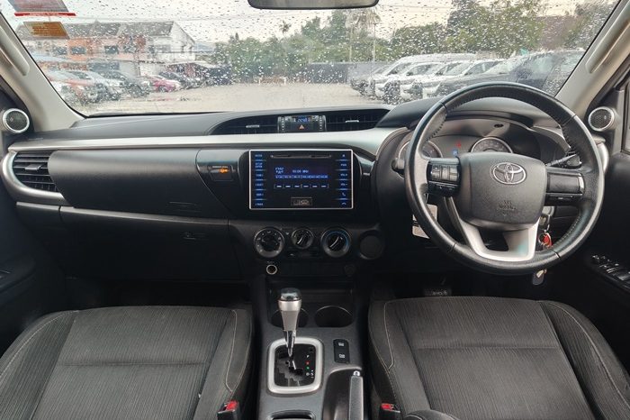 REVO PRE 2019 2.4E AT DOUBLE CAB WHITE  3965 full
