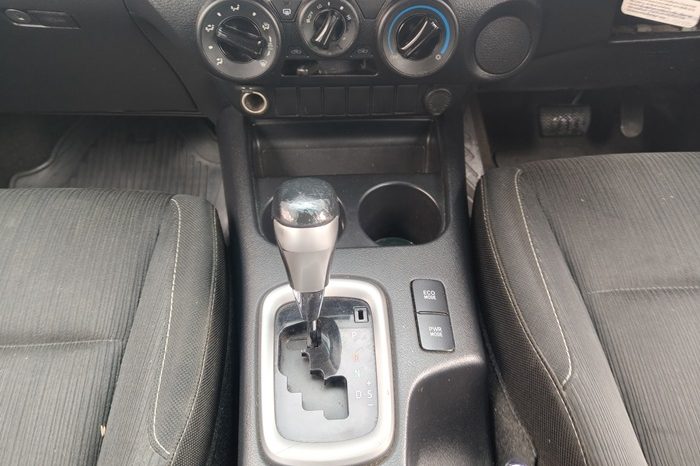 REVO PRE 2019 2.4E AT DOUBLE CAB WHITE  3965 full