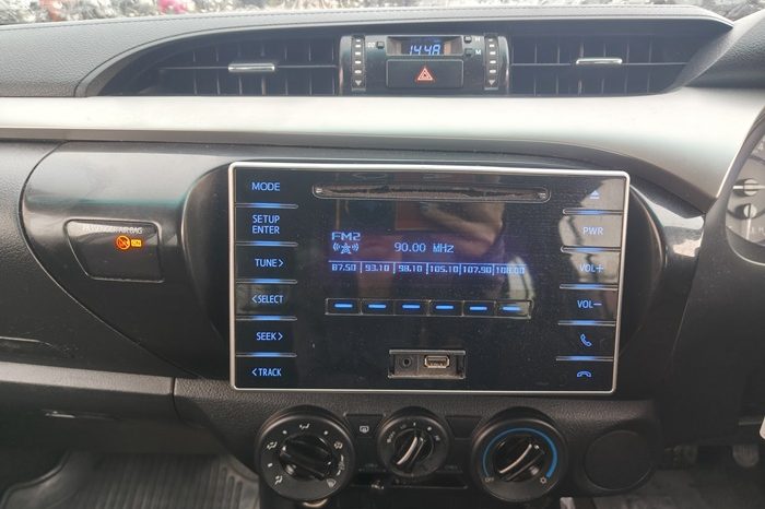 REVO PRE 2019 2.4E AT DOUBLE CAB WHITE  3965 full