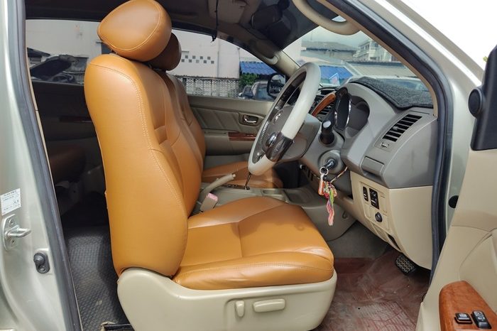 TOYOTA 2WD 2010 2.7V AT FORTUNER SILVER  1574 full