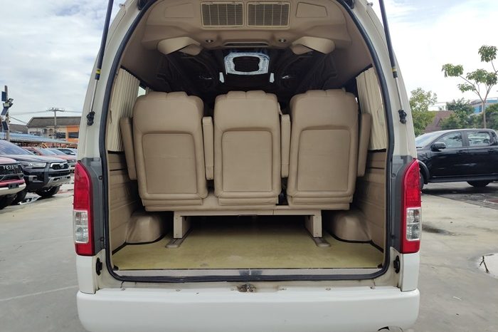 TOYOTA 2WD 2018 3.0 MT COMMUTER WHITE  1666 full