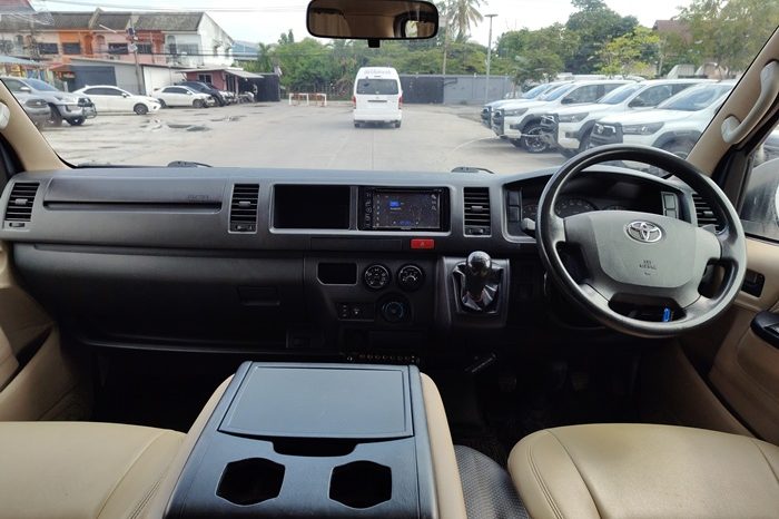 TOYOTA 2WD 2018 3.0 MT COMMUTER WHITE  1666 full