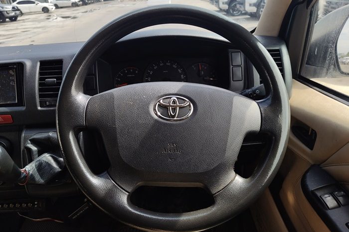 TOYOTA 2WD 2018 3.0 MT COMMUTER WHITE  1666 full