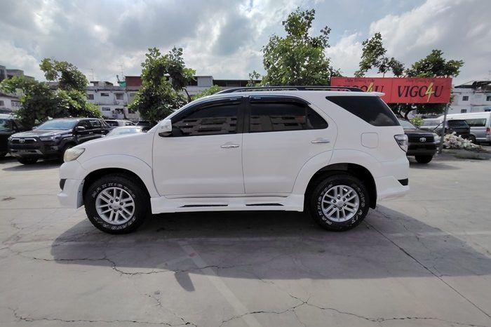 TOYOTA 2WD 2013 2.7V AT FORTUNER WHITE  30 full