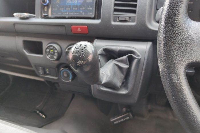 TOYOTA 2WD 2019 3.0 MT COMMUTER SILVER  3296 full