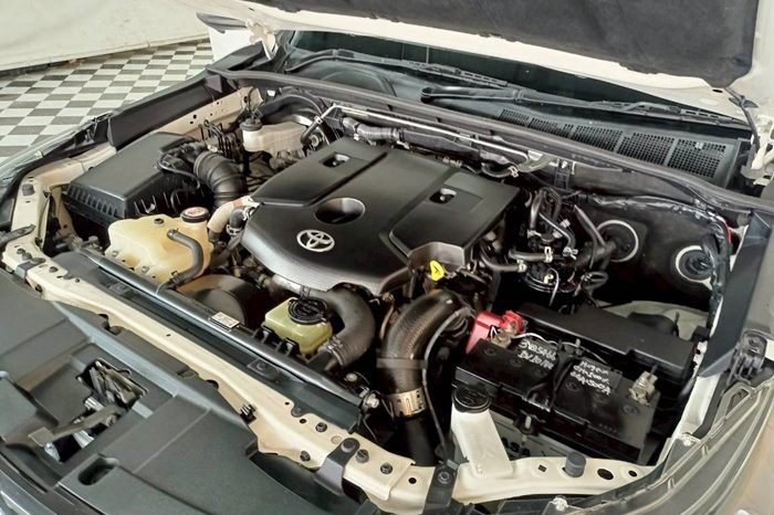 REVO 2WD 2022 2.4E AT DOUBLE CAB WHITE  5466 full