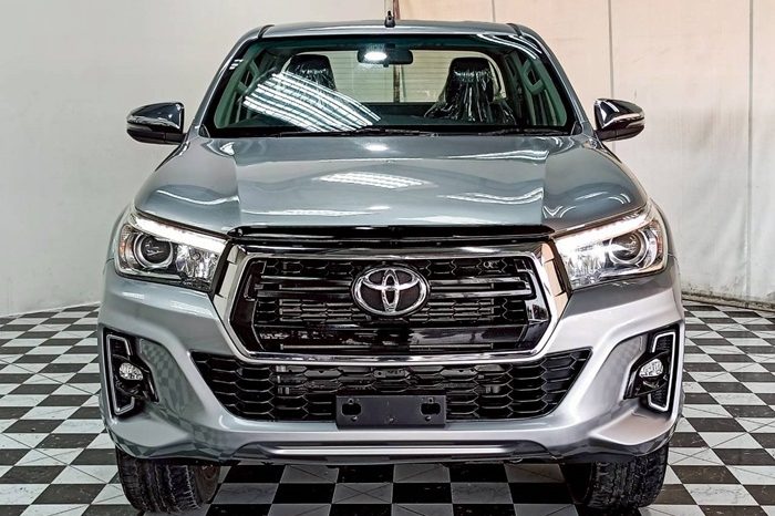 REVO 4WD 2020 2.4E MT SMART CAB SILVER  6923 full