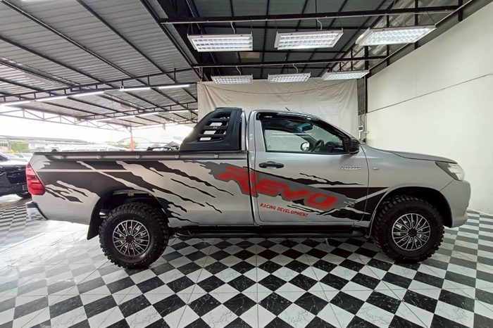 REVO 2WD 2018 2.4J MT STANDARD SILVER  6354 full