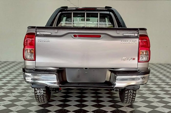 REVO 2WD 2018 2.4J MT STANDARD SILVER  6354 full