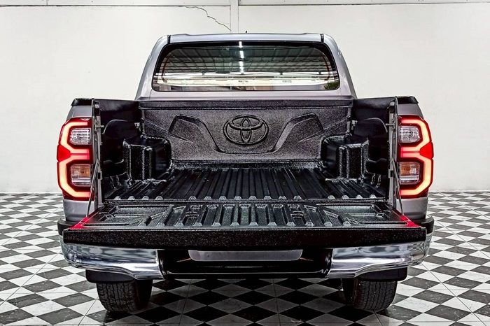 REVO PRE 2022 2.4E AT DOUBLE CAB SILVER  9544 full