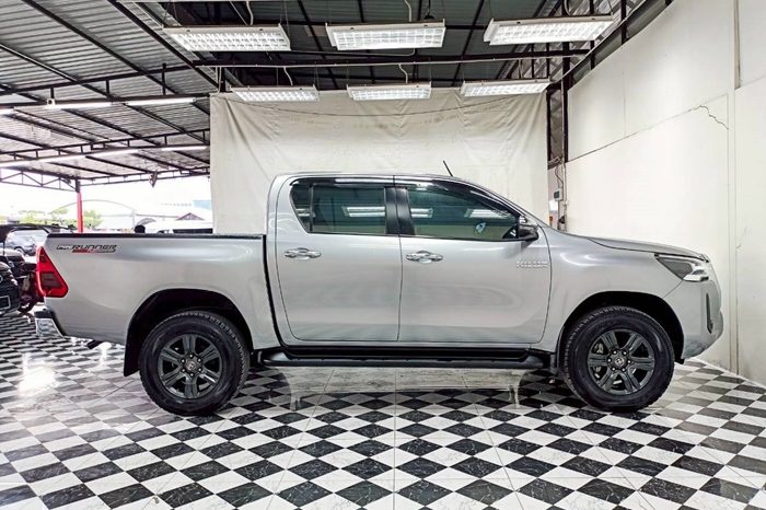 REVO PRE 2022 2.4E AT DOUBLE CAB SILVER  9544 full