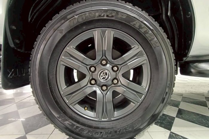 REVO PRE 2022 2.4E AT DOUBLE CAB SILVER  9544 full