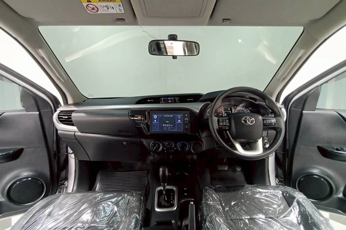 REVO PRE 2022 2.4E AT DOUBLE CAB SILVER  9544 full
