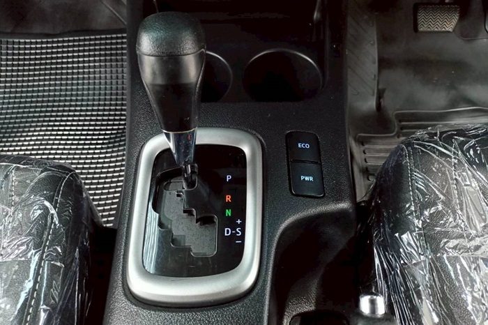 REVO PRE 2022 2.4E AT DOUBLE CAB SILVER  9544 full