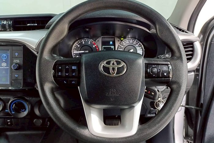 REVO PRE 2022 2.4E AT DOUBLE CAB SILVER  9544 full