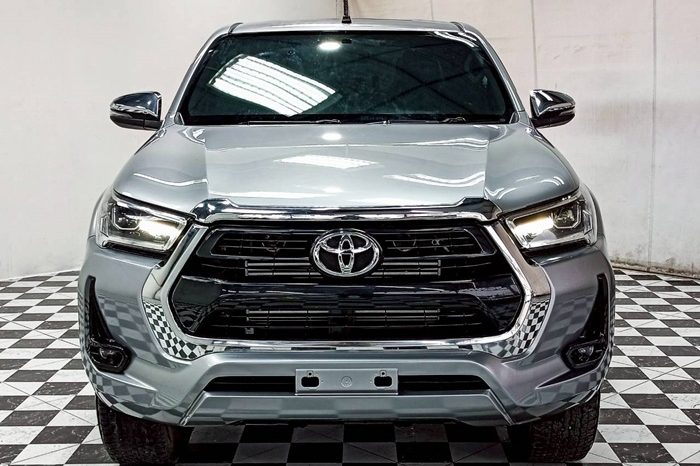 REVO PRE 2022 2.4E AT DOUBLE CAB SILVER  9544 full