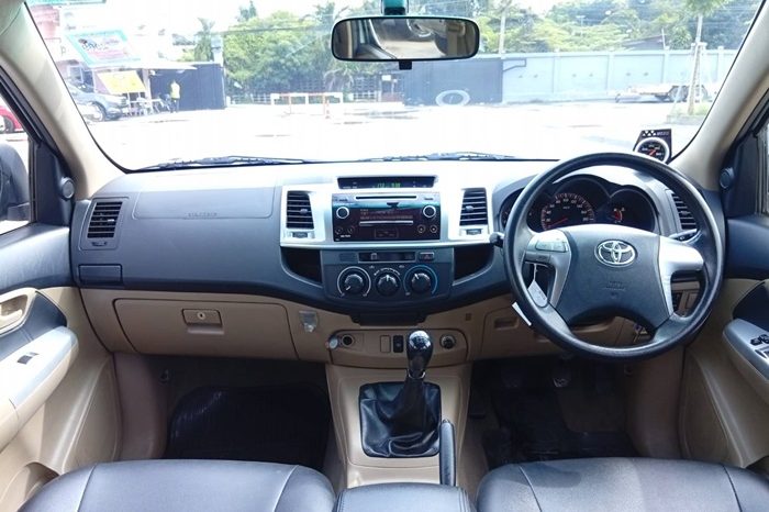 VIGO 2WD 2015 2.5G MT DOUBLE CAB WHITE  5844 full