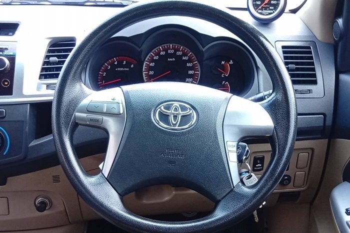 VIGO 2WD 2015 2.5G MT DOUBLE CAB WHITE  5844 full