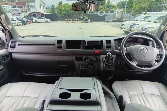 TOYOTA 2WD 2020 3.0 MT COMMUTER SILVER  2288 full