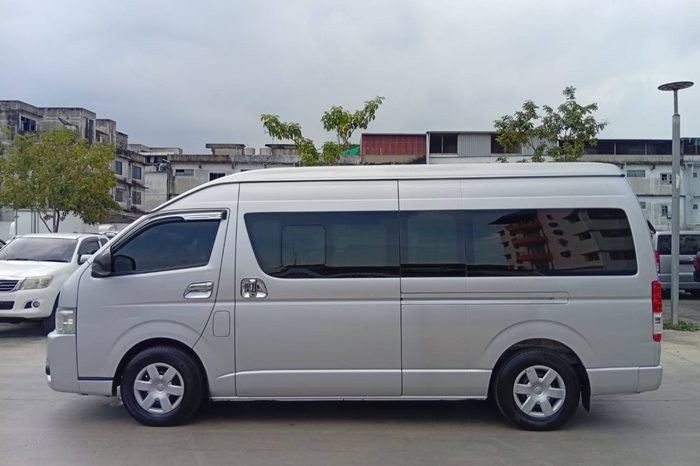 TOYOTA 2WD 2020 3.0 MT COMMUTER SILVER  2288 full