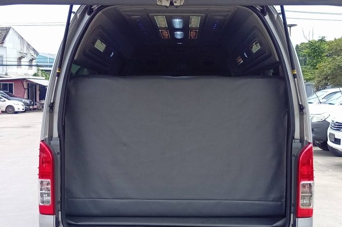 TOYOTA 2WD 2020 3.0 MT COMMUTER SILVER  2288 full