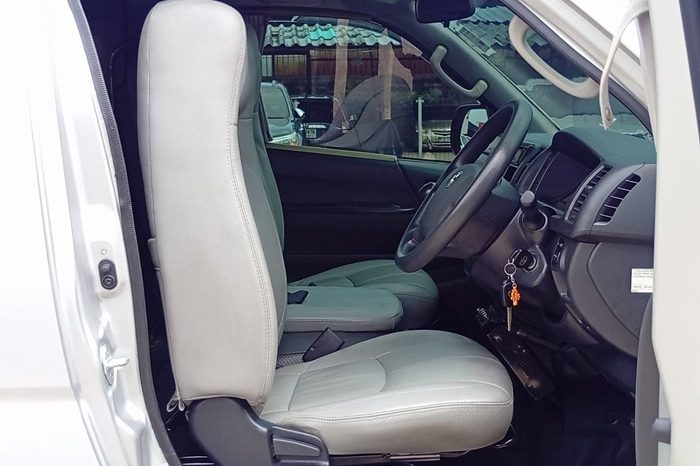 TOYOTA 2WD 2020 3.0 MT COMMUTER SILVER  2288 full