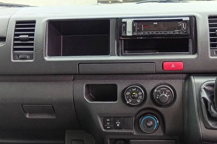 TOYOTA 2WD 2020 3.0 MT COMMUTER SILVER  2288 full