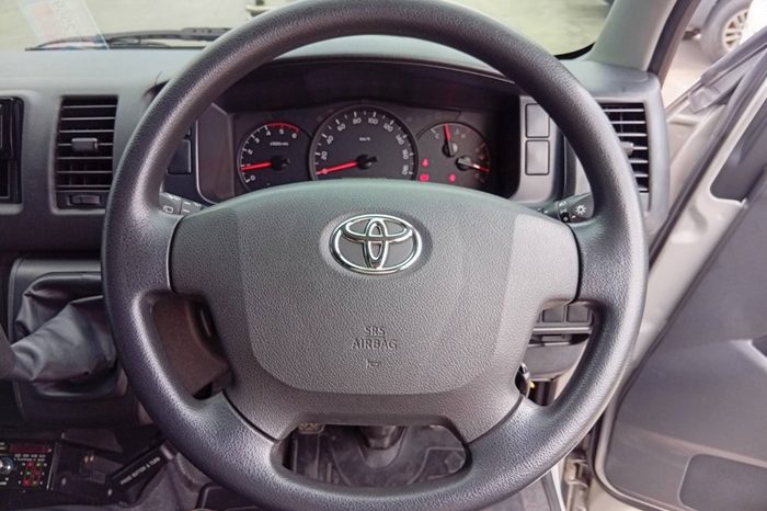 TOYOTA 2WD 2020 3.0 MT COMMUTER SILVER  2288 full