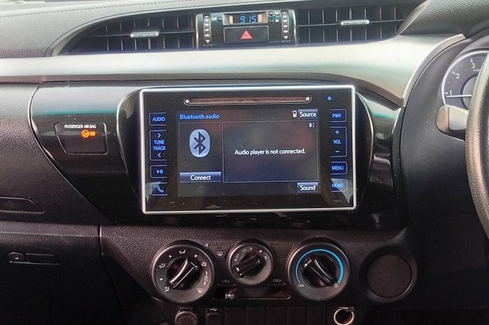 REVO PRE 2019 2.4E AT DOUBLE CAB WHITE  6068 full