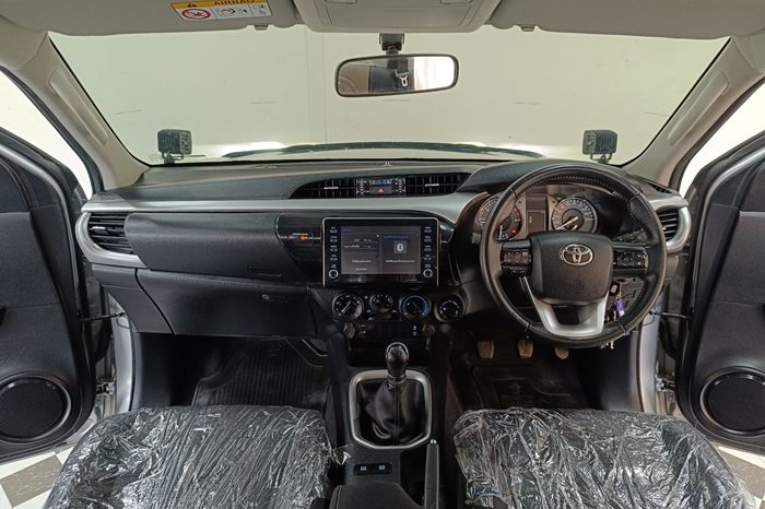 REVO 4WD 2020 2.4MID MT SMART CAB SILVER  8079 full