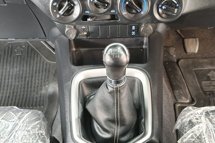 REVO 4WD 2020 2.4MID MT SMART CAB SILVER  8079 full