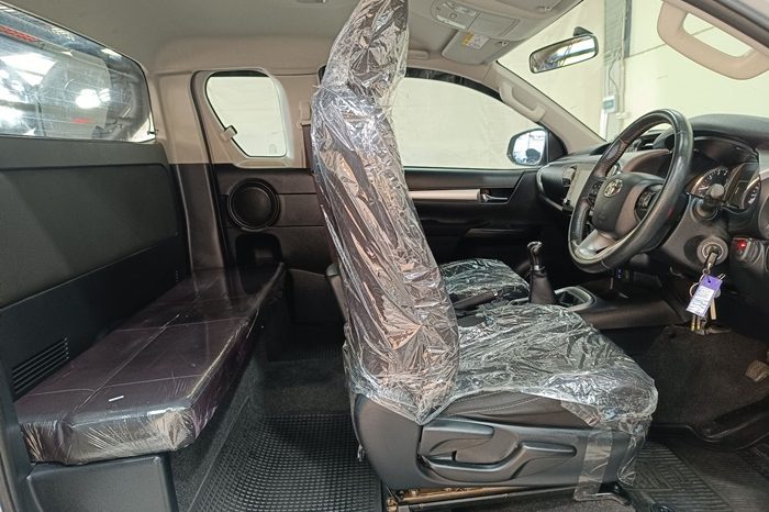 REVO 4WD 2020 2.4MID MT SMART CAB SILVER  8079 full