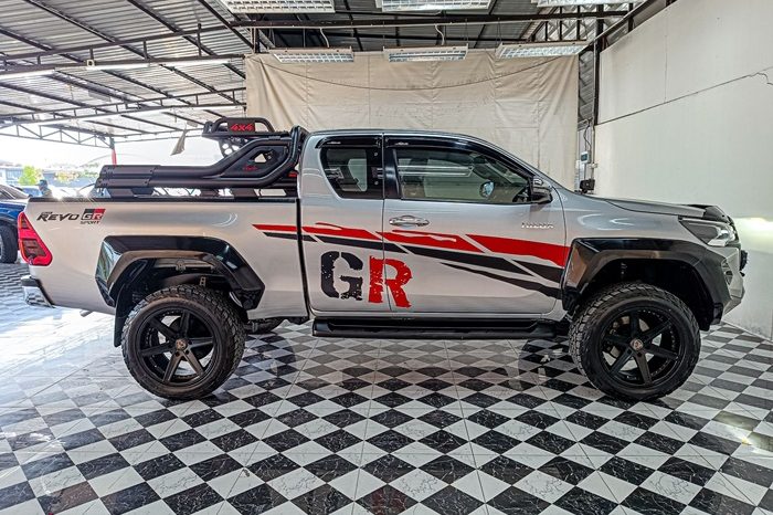 REVO 4WD 2020 2.4MID MT SMART CAB SILVER  8079 full