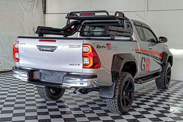 REVO 4WD 2020 2.4MID MT SMART CAB SILVER  8079 full