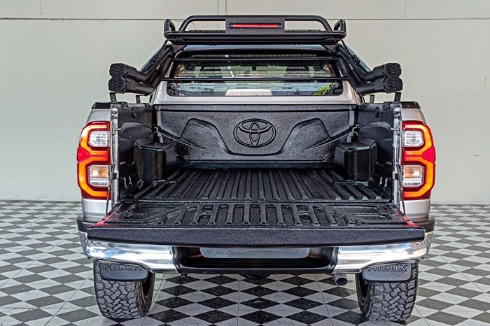 REVO 4WD 2020 2.4MID MT SMART CAB SILVER  8079 full