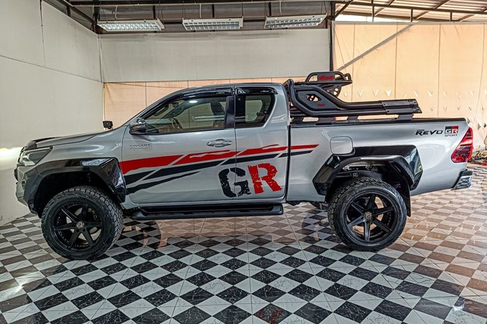 REVO 4WD 2020 2.4MID MT SMART CAB SILVER  8079 full