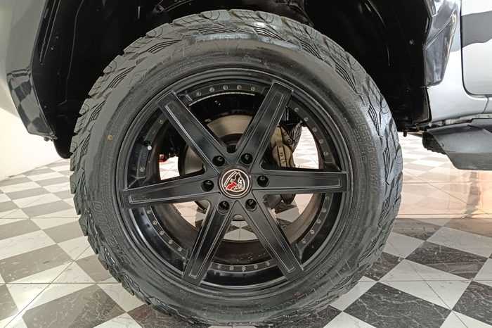 REVO 4WD 2020 2.4MID MT SMART CAB SILVER  8079 full