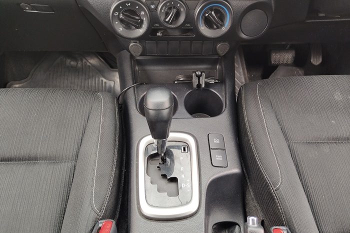 REVO PRE 2020 2.4E AT DOUBLE CAB WHITE  6806 full