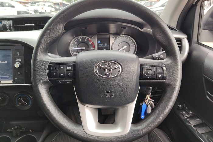 REVO PRE 2020 2.4E AT DOUBLE CAB WHITE  6806 full