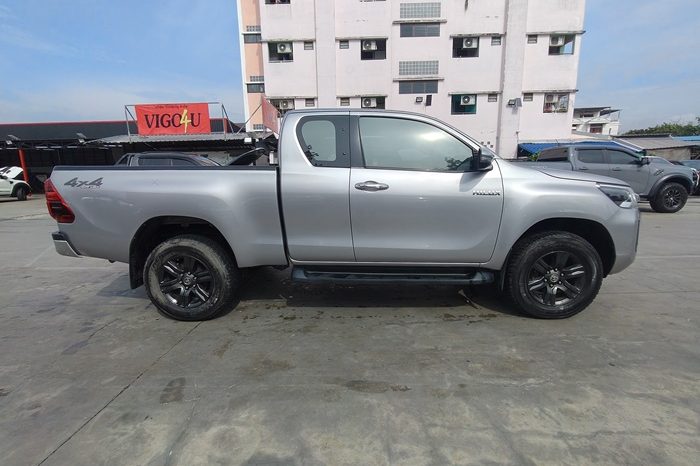 REVO 4WD 2020 2.4MID MT SMART CAB SILVER  8079 full