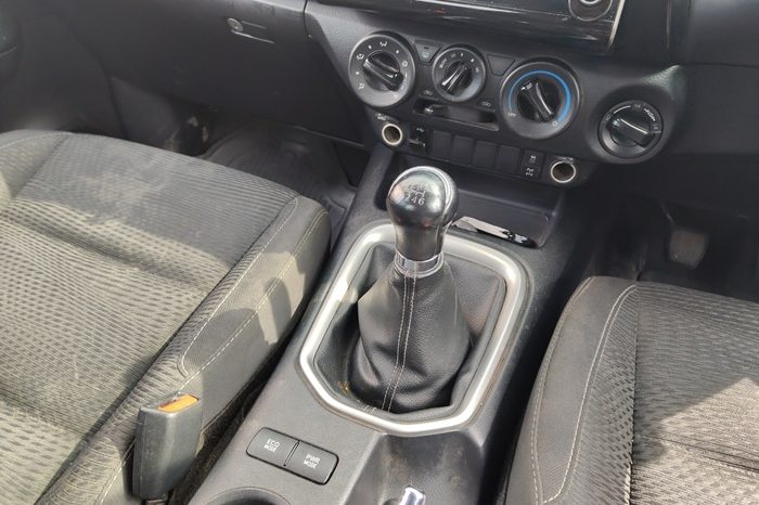 REVO 4WD 2020 2.4MID MT SMART CAB SILVER  8079 full